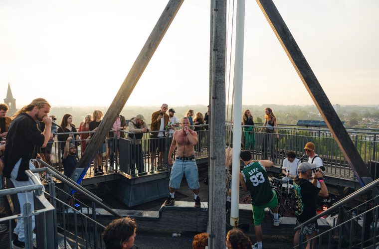 De scheve Oldehove-toren in Leeuwarden, waar opkomende Friese muzikanten optreden tijdens Oldehove Glow-Up