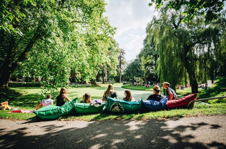 Groene park met historische bomen in de Prinsentuin te Leeuwarden op een zomerse dag