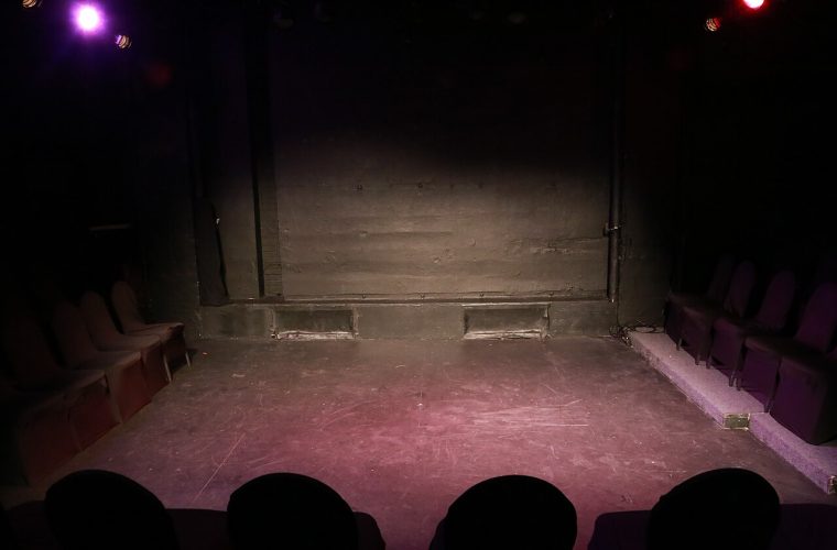 Titanique: een flamboyante theatershow met acteurs in kostuums op het podium van De Harmonie, Leeuwarden