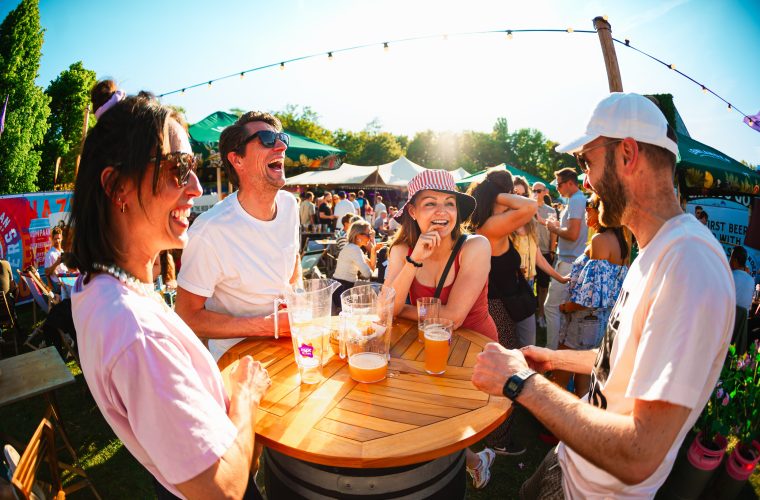 Tapt Festival Leeuwarden op het Oldehoofsterkerkhof met bezoekers, bierstand en live muziekpodium